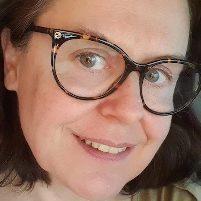Portrait de Claire de Boost Your Food, brune aux yeux bleus avec des lunettes